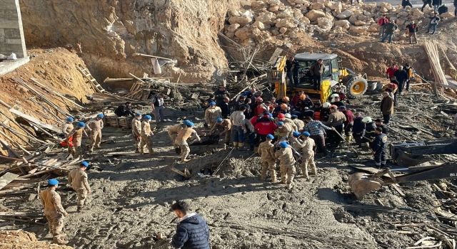 GÜNCELLEME Mardin’de çöken inşaatın enkazı altında kalan iki işçiden biri öldü, diğeri kurtarıldı