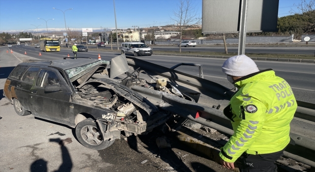 Gaziantep’te bariyerlere çarpan otomobildeki 2 kişi yaralandı