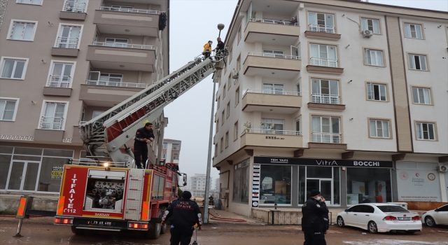 GÜNCELLEME Kilis’teki ev yangınında 4 katlı bina itfaiye merdiveniyle boşaltıldı