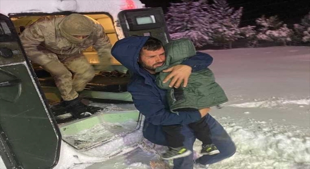 Şanlıurfa’da yolu kardan kapanan köylerdeki hastalara yoğun çabayla ulaşılıyor 