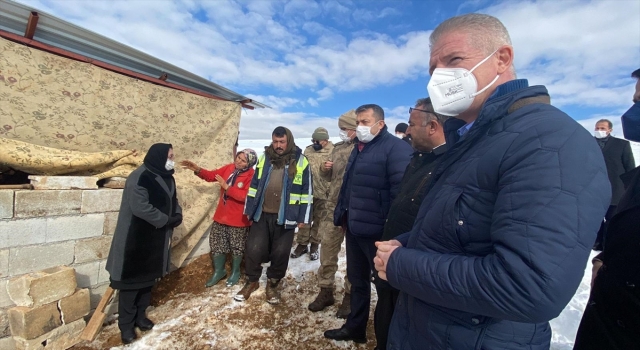 Gaziantep’te kar nedeniyle çatısı çöken ahırda 13 koyun telef oldu