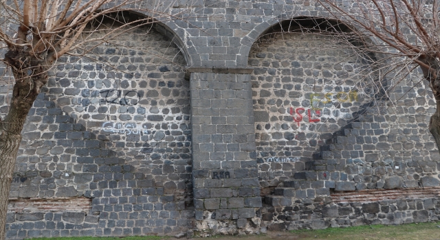 Diyarbakır’da tarihi surlara yazılar yazılmasına tepki