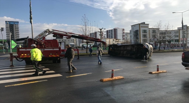 Diyarbakır’da devrilen minibüste hasar oluştu 