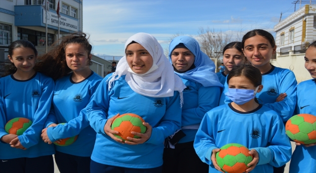 Nurdağlı kız öğrenciler hentboldaki başarılarıyla Gaziantep’i temsil edecek
