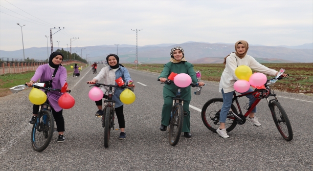 Siirt’te kızlar 8 Mart Dünya Kadınlar Günü’nde pedal çevirdi