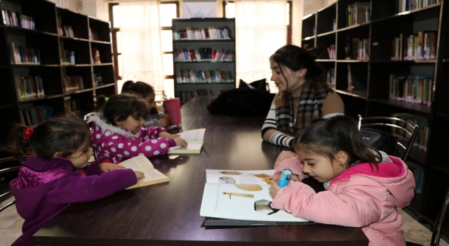 Viranşehir’de kadın kursiyerler kitaplarını kütüphanede okudu