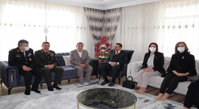 Siirt Valisi Hacıbektaşoğlu’ndan şehit ailesine ziyaret