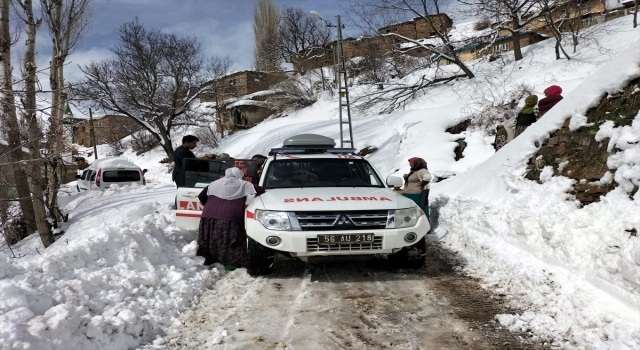 Siirt’te ekipler hasta yaşlı kadını hastaneye ulaştırmak için seferber oldu