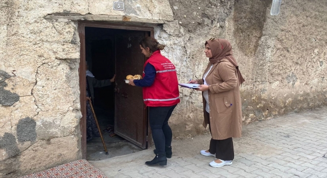 Nusaybin’de evlere sıcak yemek dağıtımı