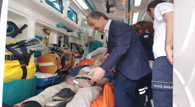 Adıyaman Belediye Başkanı, yolda bayılan vatandaşa müdahale etti