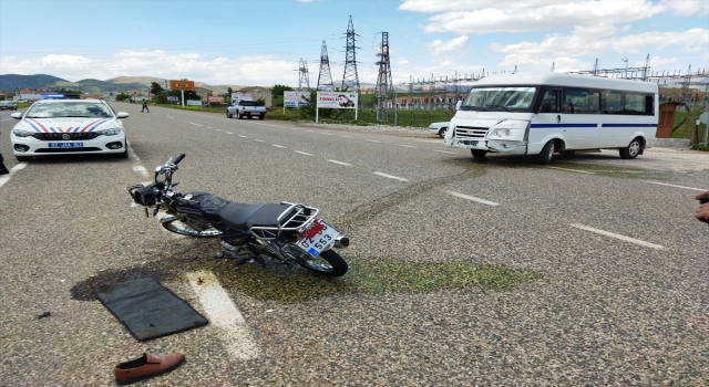 Adıyaman’da minibüs ile motosikletin çarpışması sonucu 2 kişi yaralandı