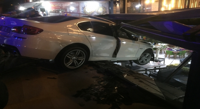 Mardin’de kontrolden çıkan otomobilin kafeye girmesi sonucu 4 kişi yaralandı