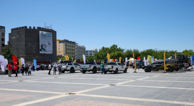 Diyarbakır Dağkapı Meydanı’nda offroad araçları tanıtıldı