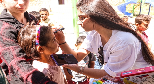 Siirt’te köydeki kız çocuklarının saç bakımı liseli ablalarından