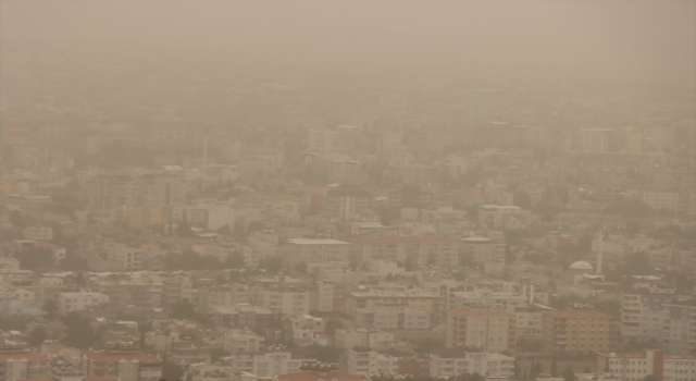 Adıyaman’da toz taşınımı görüş mesafesini düşürdü