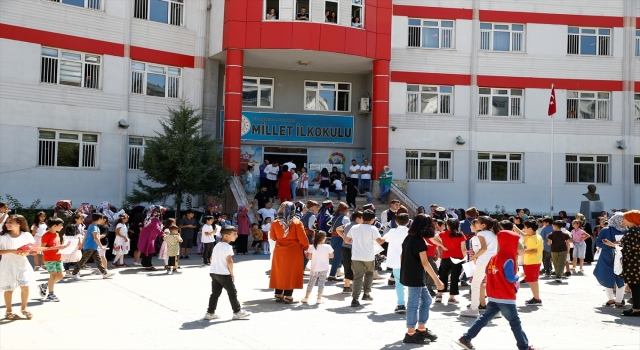 Diyarbakır ve Elazığ’da öğrenciler karnelerini aldı