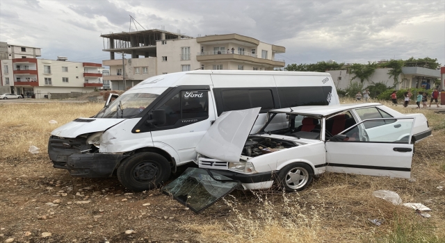 Adıyaman’da yolcu minibüsü ile otomobil çarpıştı, 4 kişi yaralandı