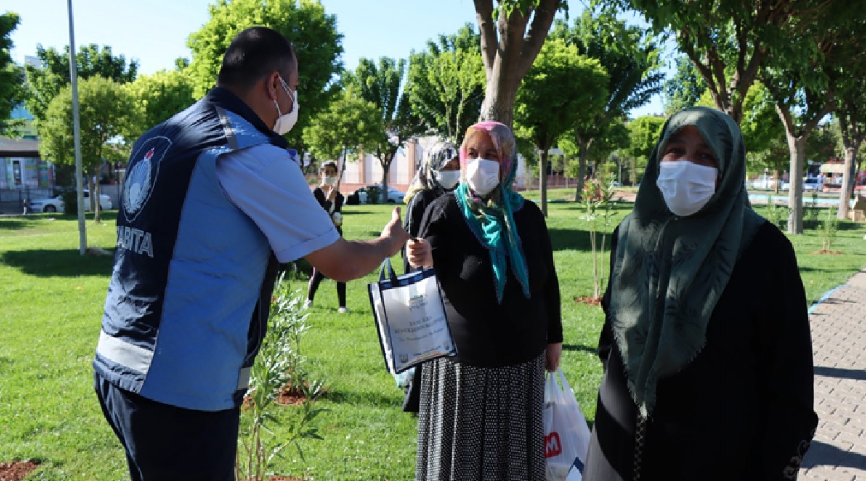 Büyükşehir lokum ve kolonya dağıttı