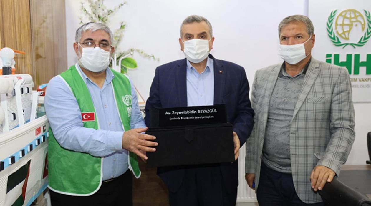 Maaşını Filistinlere  bağışladı
