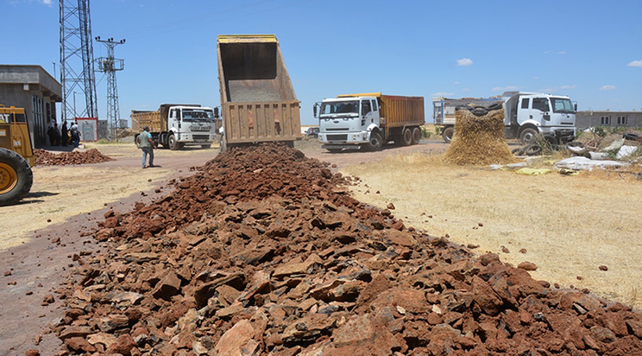 Siverek’te kırsal mahallelerin yol kalitesi artıyor