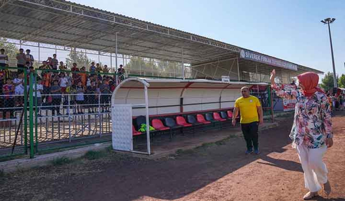 Başkan Çakmak'tan futbol okuluna ziyaret