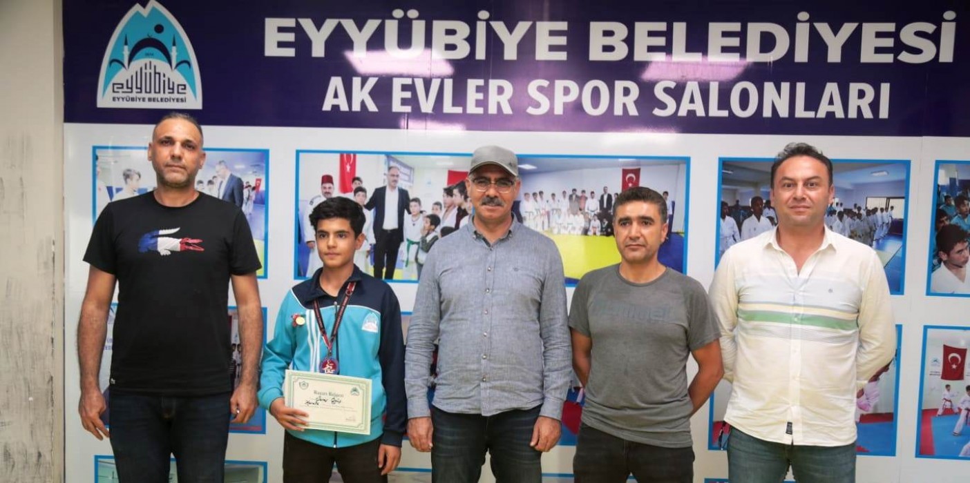 Başkan Kuş, şampiyon sporcuyu ödüllendirdi