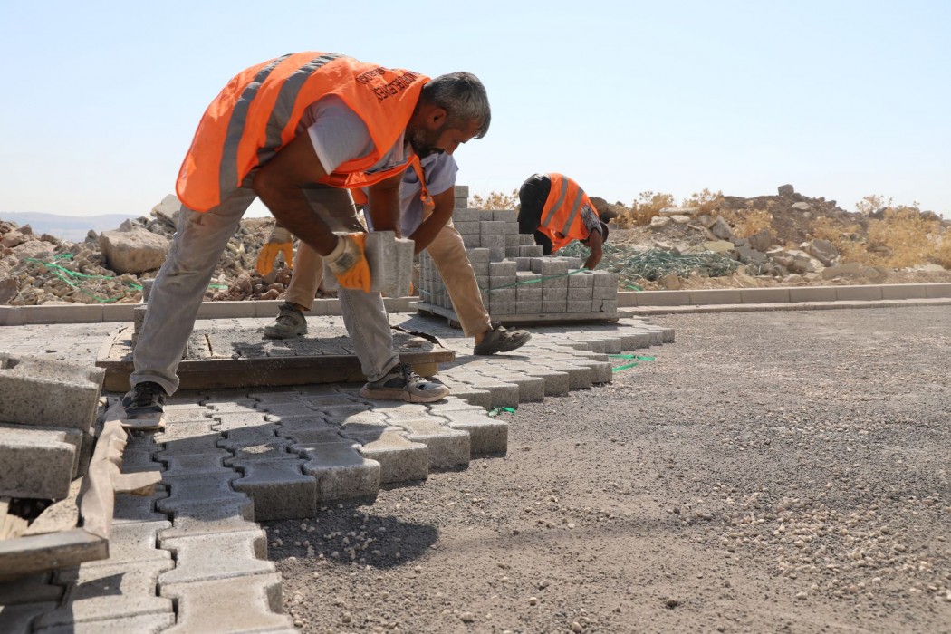 Seyrantepe’de yollar kilitli parkeyle döşeniyor