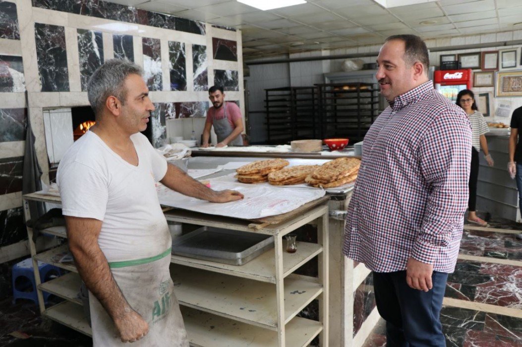 Başkan Ekinci kazı çalışmaları ile ilgili esnaf ve vatandaşlara bilgi verdi