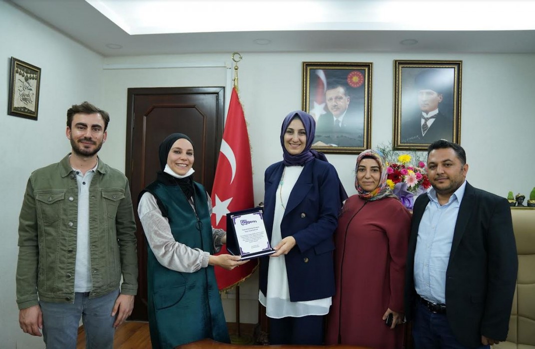 Özel eğitim öğretmenlerinden Başkan Ayşe Çakmak’a plaket