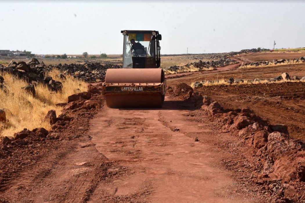 Siverek’in kırsal mahallelerinde yol yapım çalışması sürüyor