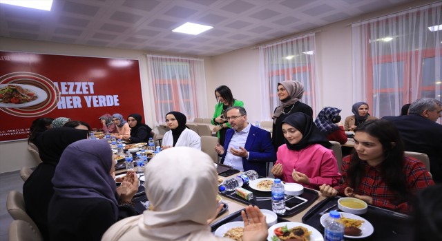 Gençlik ve Spor Bakanı Kasapoğlu, Şanlıurfa’daki öğrencilerle iftarda buluştu