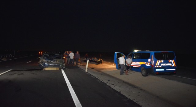 Otomobil Koyun Sürüsüne Daldı 2 Kişi Yaralandı 23 Koyun Telef Oldu