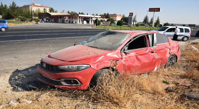 Urfa'da şarampole devrilen otomobildeki 2 kişi yaralandı