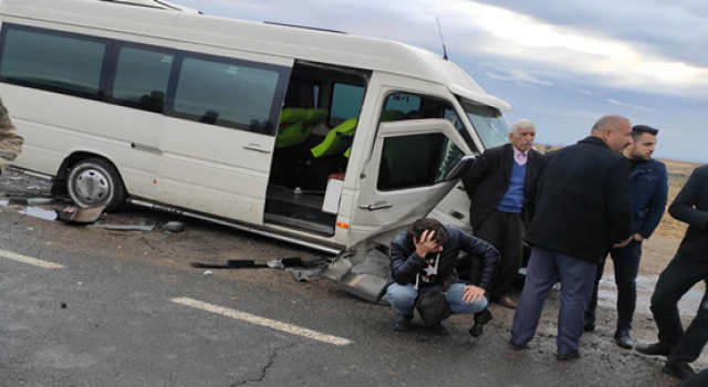 Şanlıurfa'da minibüs ile otomobil çarpıştı, 6 kişi yaralandı