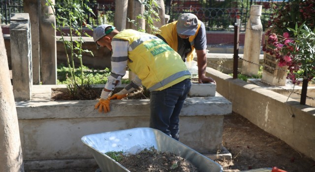 Büyükşehirden mezarlıklarda bayram temizliği