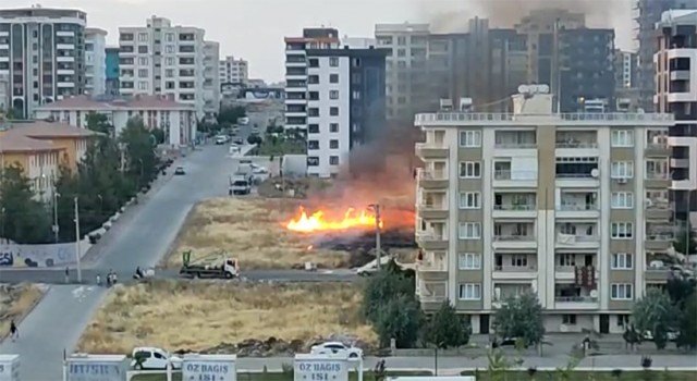 Şanlıurfa’da boş arsalardaki kuru otların yanması tehlike saçıyor