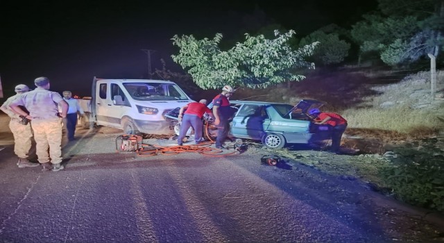 Urfa’da kazada araçta sıkışan sürücüyü itfaiye ekipleri kurtardı