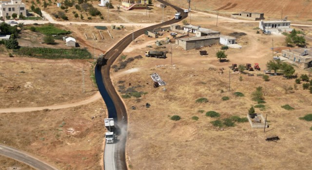 Birecik’in yollarını yeniliyor