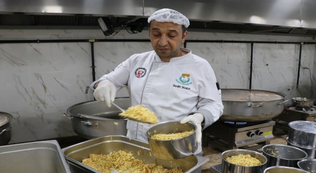 Haliliye’de binlerce haneye aşevi tarafından yemek dağıtılıyor