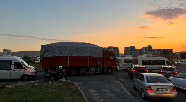 Urfa’daki kavşakta trafik çilesi! Sinyalizasyon bile yok...