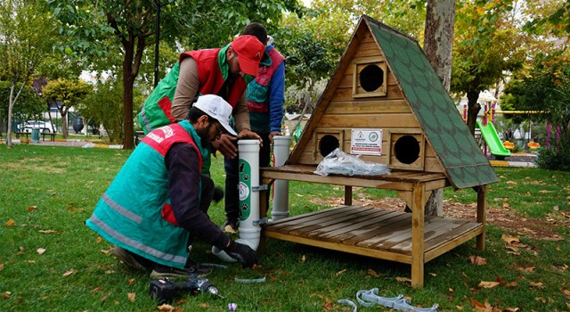 Karaköprü’de parklara kedi evleri yerleştiriliyor