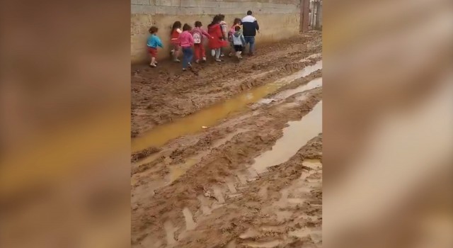 Akçakale’de okul yolu çamur deryasına döndü