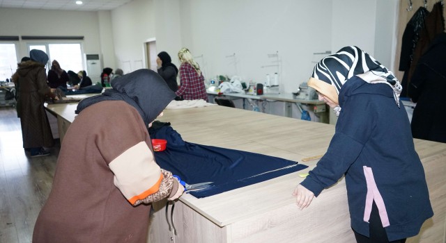 Karaköprü’de kadınlar giyim kursunda meslek öğreniyor