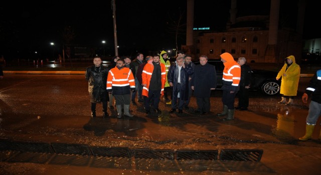 Büyükşehir Belediyesi gece sağanak yağış nöbetindeydi