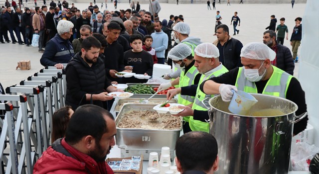 İftar saatinde aynı sofrayı paylaştılar