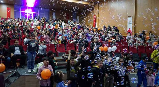 Karaköprü’de çocuklar bubble show gösterisiyle doyasıya eğlendi