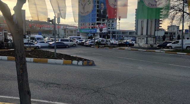 Karaköprü’de trafik ışıkları arızalanınca trafik kilitlendi