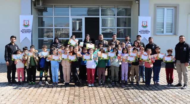 Şanlıurfa’da minik eller toprakla buluştu: Fıstık tohumu ekti