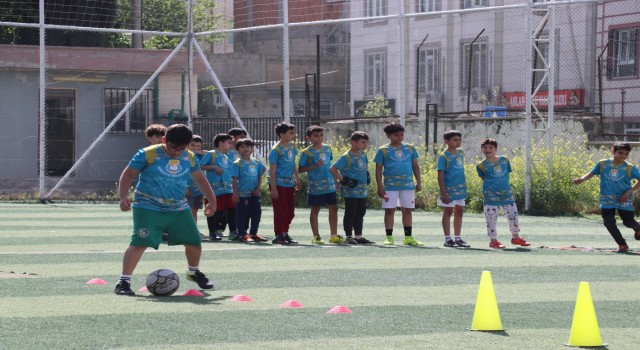 Haliliye’de futbol okulu ile genç yetenekler yetişiyor