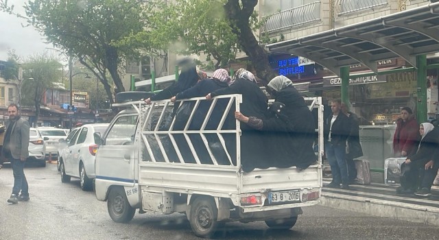 Şanlıurfa’da bir kamyonet kasasında 9 kadının yolculuk ettiği görüntülendi